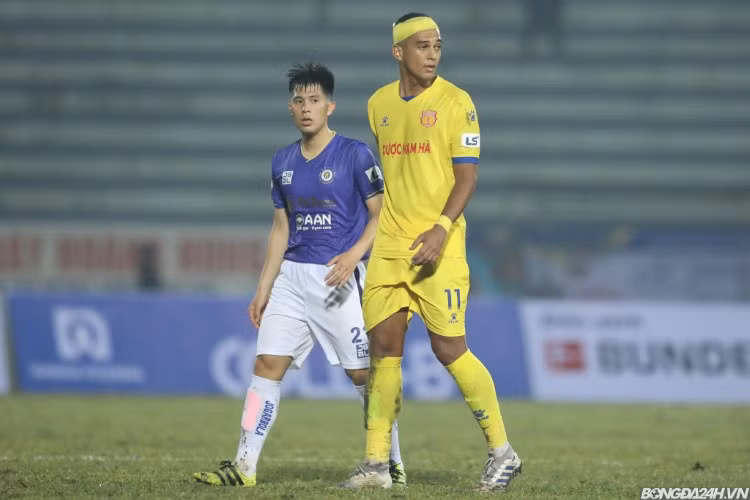 Đình Trọng chính thức tái xuất trong trận gặp Nam Định trên sân Thiên Trường.