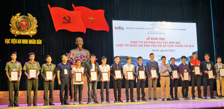 Đại diện lãnh đạo Viettel, VIISA, Cục CNTT tặng giấy chứng nhận cho các đội tham gia Cuộc thi Đại diện lãnh đạo Viettel, VIISA, Cục CNTT tặng giấy chứng nhận cho các đội tham gia Cuộc thi