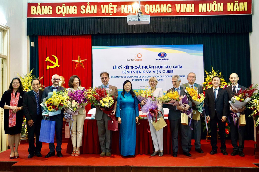 Các đại biểu chụp ảnh lưu niệm sau lễ ký kết