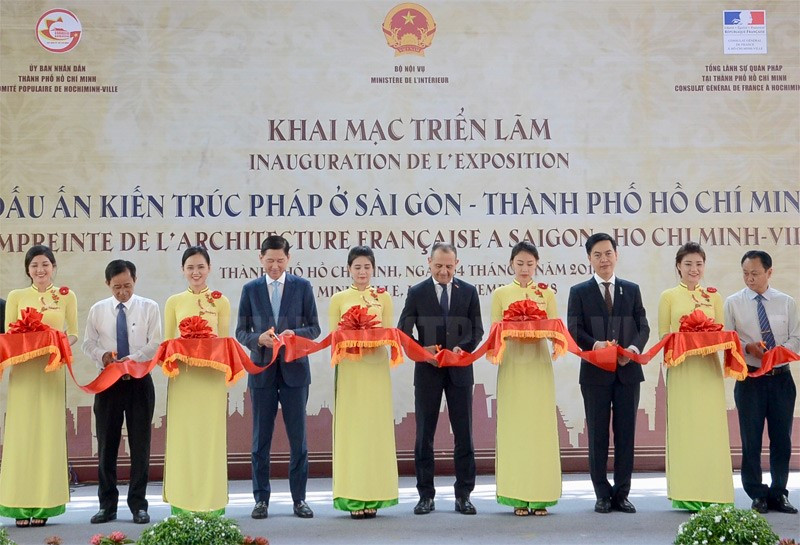 Cắt băng khai mạc triển lãm Cắt băng khai mạc triển lãm