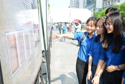 Đoàn viên, thanh niên TP tham quan triển lãm. Ảnh: voh