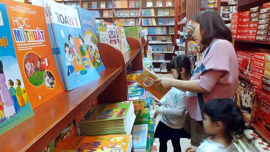 Đường dây nóng trợ giúp phụ huynh mua sách cho năm học mới