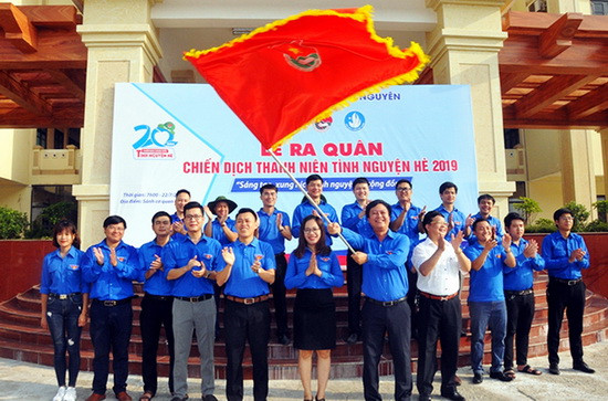  Bí thư Đoàn TNCS Hồ Chí Minh ĐHTN Nguyễn Đình Yên phất cao lá cờ thể hiện tinh thần tình nguyện của Đoàn thanh niên, Hội sinh viên ĐHTN