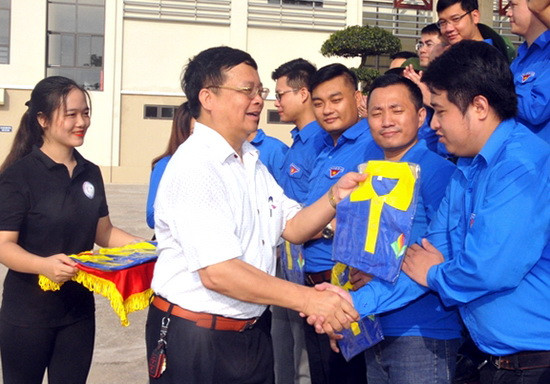 Lãnh đạo ĐHTN trao Cờ tình nguyện, các vật phẩm cho các đoàn tham gia chiến dịch tình nguyện. Lãnh đạo ĐHTN trao Cờ tình nguyện, các vật phẩm cho các đoàn tham gia chiến dịch tình nguyện.