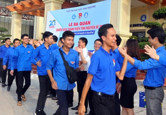 Các đoàn tình nguyện chào tạm biệt lên đường xuất quân lên huyện Đại Từ, tỉnh Thái Nguyên. Các đoàn tình nguyện chào tạm biệt lên đường xuất quân lên huyện Đại Từ, tỉnh Thái Nguyên.