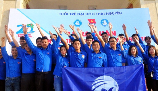 Các đoàn viên - sinh viên tình nguyện với lá cờ của Hội sinh viên Các đoàn viên - sinh viên tình nguyện với lá cờ của Hội sinh viên