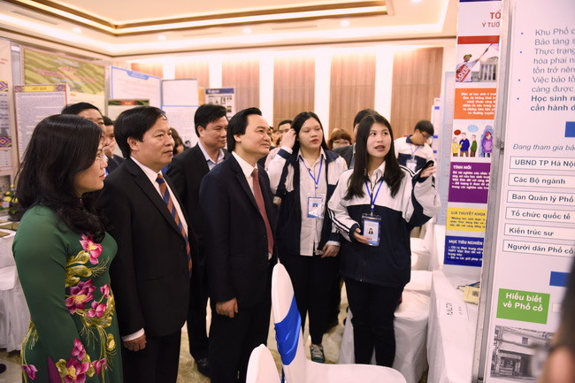 Đến thăm khu trưng bày sản phẩm và tiếp xúc với các tác giả dự án, Bộ trưởng Phùng Xuân Nhạ đã ấn tượng với khả năng nghiên cứu, thuyết trình của học sinh trung học