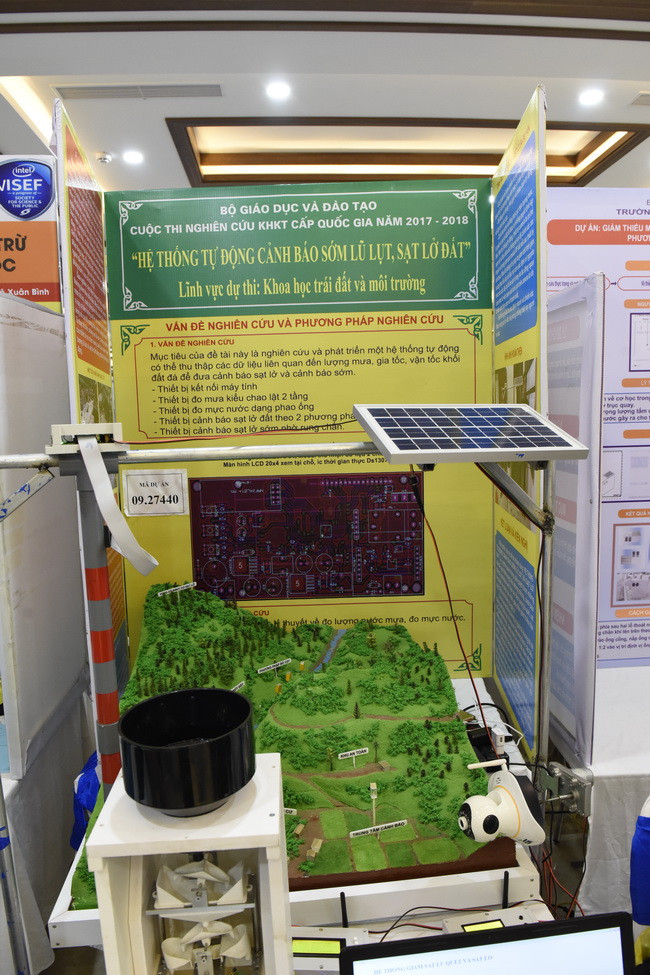 Một dự án tham gia dự thi thuộc lĩnh vực Khoa học trái đất và Môi trường đang được trưng bày tại cuộc thi