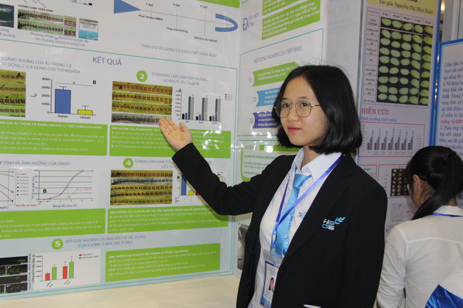 Học sinh đang tự tin thuyết trình về dự án của mình tại cuộc thi