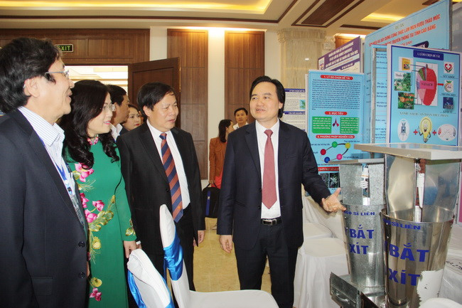 . Tại đây Bộ trưởng Phùng Xuân Nhạ đã nhấn mạnh rằng - Kết quả hoạt động nghiên cứu khoa học của học sinh trung học đã khẳng định hướng đi đúng đắn của ngành Giáo dục.