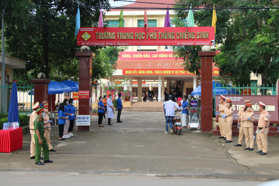 Sau khi trời tạnh mưa, lực lượng Cảnh sát giao thông và thanh niên tình nguyện tiếp tục hỗ trợ các thí sinh vào phòng thi. Sau khi trời tạnh mưa, lực lượng Cảnh sát giao thông và thanh niên tình nguyện tiếp tục hỗ trợ các thí sinh vào phòng thi.