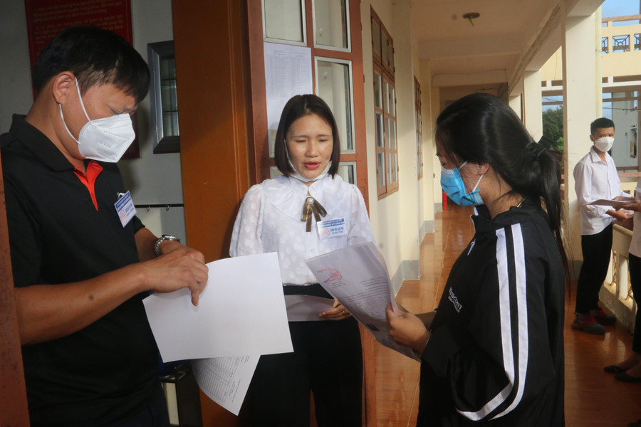 Các thí sinh tại 32 điểm thi đến dự thi môn Ngữ văn đầu tiên. Các thí sinh tại 32 điểm thi đến dự thi môn Ngữ văn đầu tiên.