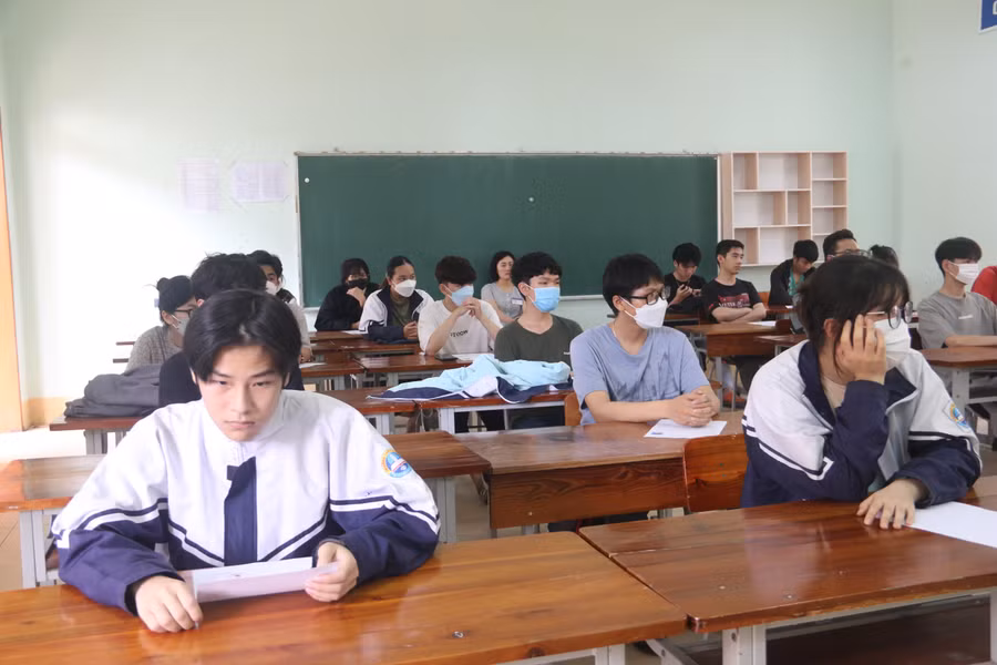 Kết thúc môn thi thứ 2, theo đánh giá của nhiều sỹ tử dự thi tốt nghiệp THPT năm 2022 đều có chung nhận định về đề thi toán vừa sức, các em đều hài lòng với bài thi.