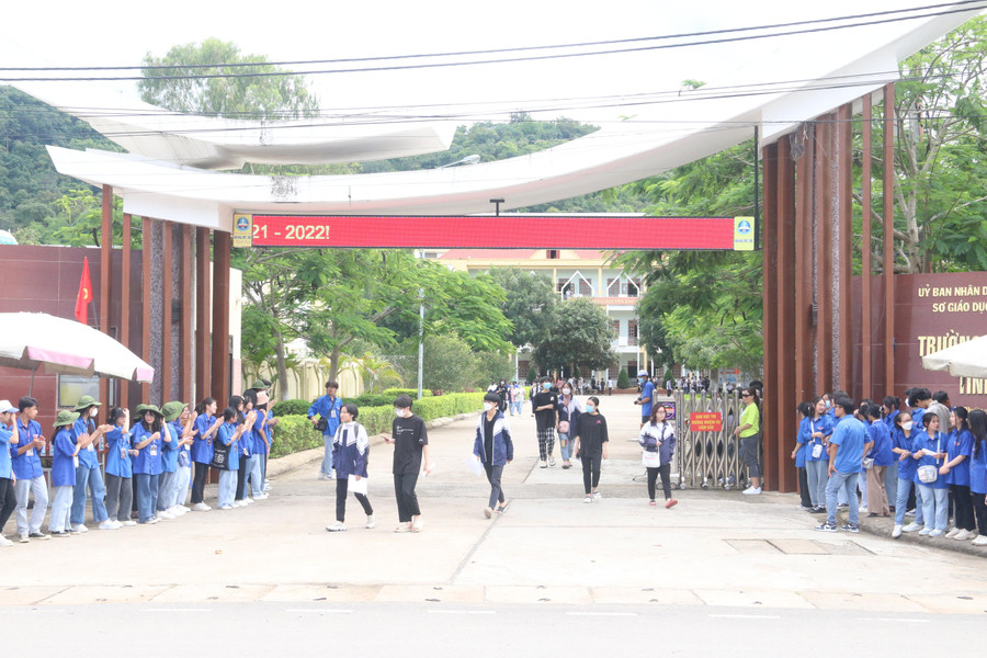 Các thí sinh hài lòng với đề thi môn Ngữ văn trong buổi thi đầu tiên.