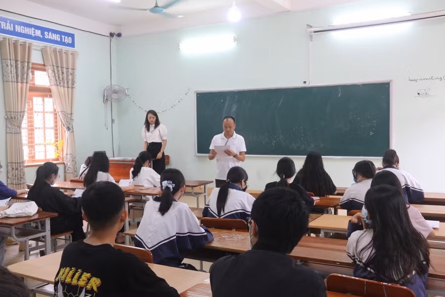 Bài thi tổ hợp: Đề thi bám sát chương trình SGK, có độ phân hóa cao qua từng câu hỏi ảnh 1