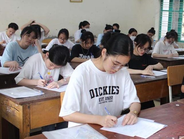 Thí sinh dự thi tại điểm thi trường Phổ thông Dân tộc nội trú tỉnh Hoà Bình hài lòng với kết quả thi môn Ngữ văn. Thí sinh dự thi tại điểm thi trường Phổ thông Dân tộc nội trú tỉnh Hoà Bình hài lòng với kết quả thi môn Ngữ văn.