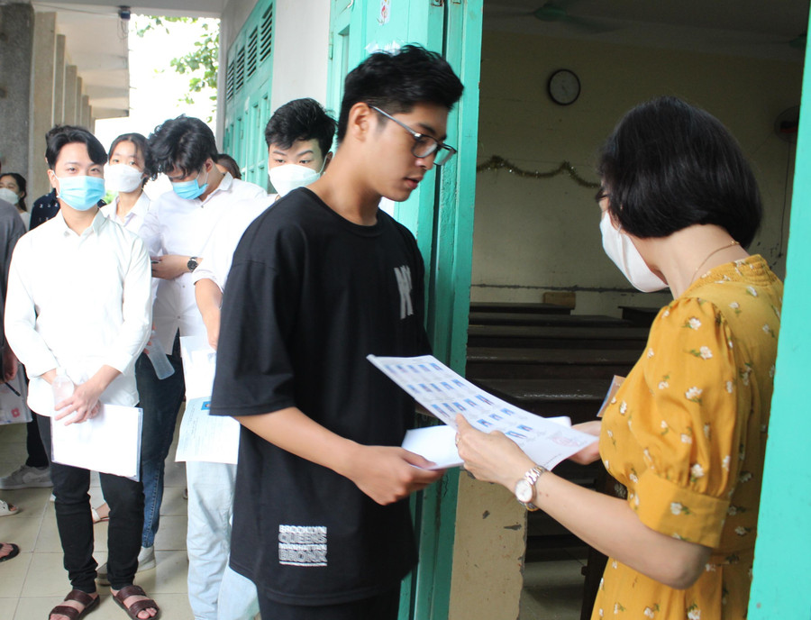 Kết thúc môn Ngoại ngữ, nhiều em thí sinh dự đoán sẽ đạt từ 7 - 8 điểm.