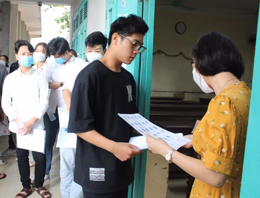 Kết thúc môn Ngoại ngữ, nhiều em thí sinh dự đoán sẽ đạt từ 7 - 8 điểm.