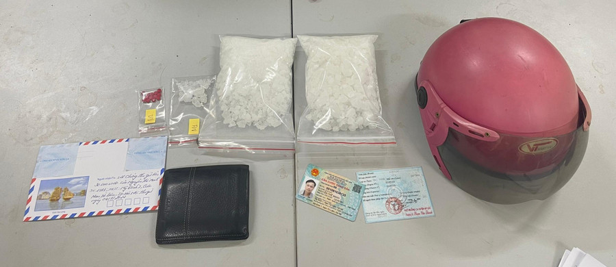 Công an thu giữ số ma tuý và các tang vật liên quan khác của đối tượng Nguyễn Thế Mạnh. Công an thu giữ số ma tuý và các tang vật liên quan khác của đối tượng Nguyễn Thế Mạnh.