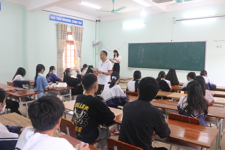 Hơn 9.000 thí sinh đến thi dự thi tốt nghiệp THPT môn Ngữ văn tại Hoà Bình. Hơn 9.000 thí sinh đến thi dự thi tốt nghiệp THPT môn Ngữ văn tại Hoà Bình.