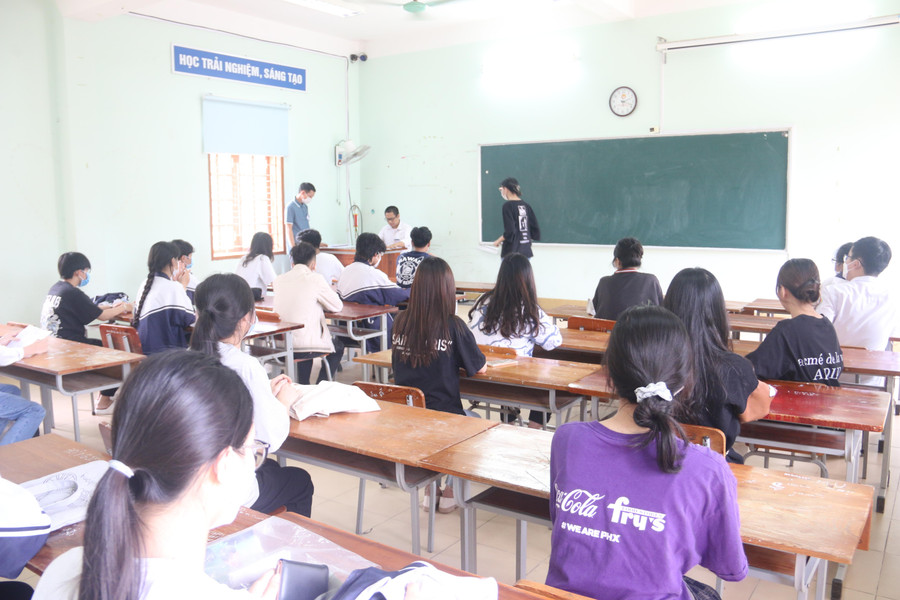 Gần 11.400 thí sinh đến dự thi tốt nghiệp THPT tại 32 điểm thi trên địa bàn tỉnh Sơn la từ rất sớm, đa số các em đều có tình thần thoải mái. Gần 11.400 thí sinh đến dự thi tốt nghiệp THPT tại 32 điểm thi trên địa bàn tỉnh Sơn la từ rất sớm, đa số các em đều có tình thần thoải mái.