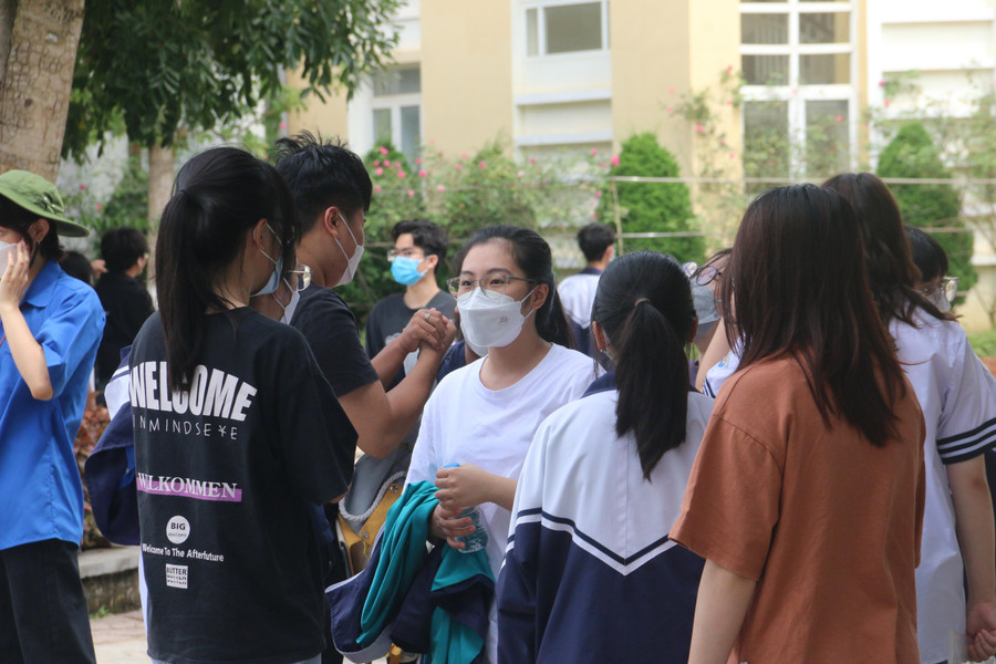 Sau khi kết thúcthi các thí sinh nán lại cổng trường trao đổi với nhau về bài thi.