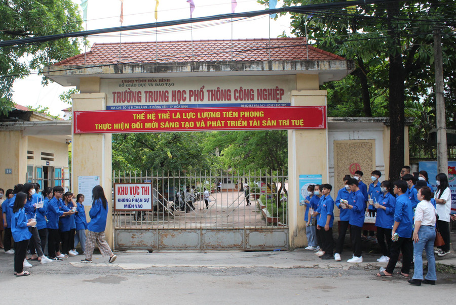 Các áo xanh tình nguyện chuẩn bị nước mía, nước lọc, bánh mì phục vụ thí sinh dự thi.