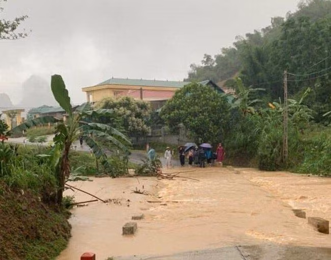 Chủ tịch UBND tỉnh Hoà Bình: Ban hành công điện ứng phó mưa lũ, đảm bảo an toàn cho kỳ thi tốt nghiệp THPT Quốc gia năm 2022 diễn ra an toàn và thành công.