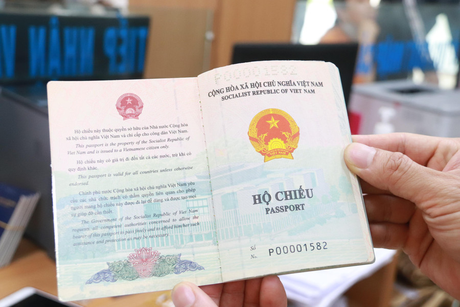 Trên mỗi trang hộ chiếu mẫu mới có hình ảnh tiêu biểu phong cảnh, hình tượng về chủ quyền quốc gia, di sản văn hóa nổi tiếng của đất nước như: Vịnh Hạ Long, kinh đô Huế, đền Hùng, phố cổ Hội An. Trên mỗi trang hộ chiếu mẫu mới có hình ảnh tiêu biểu phong cảnh, hình tượng về chủ quyền quốc gia, di sản văn hóa nổi tiếng của đất nước như: Vịnh Hạ Long, kinh đô Huế, đền Hùng, phố cổ Hội An.