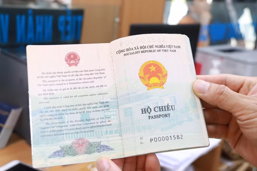 Trên mỗi trang hộ chiếu mẫu mới có hình ảnh tiêu biểu phong cảnh, hình tượng về chủ quyền quốc gia, di sản văn hóa nổi tiếng của đất nước như: Vịnh Hạ Long, kinh đô Huế, đền Hùng, phố cổ Hội An.