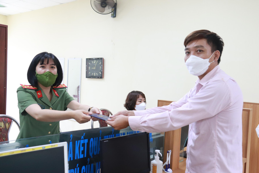 Công dân đầu tiên của tỉnh Sơn La được cấp hộ chiếu phổ thông mẫu mới. Công dân đầu tiên của tỉnh Sơn La được cấp hộ chiếu phổ thông mẫu mới.