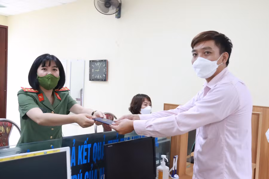 Công dân đầu tiên của tỉnh Sơn La được cấp hộ chiếu phổ thông mẫu mới.