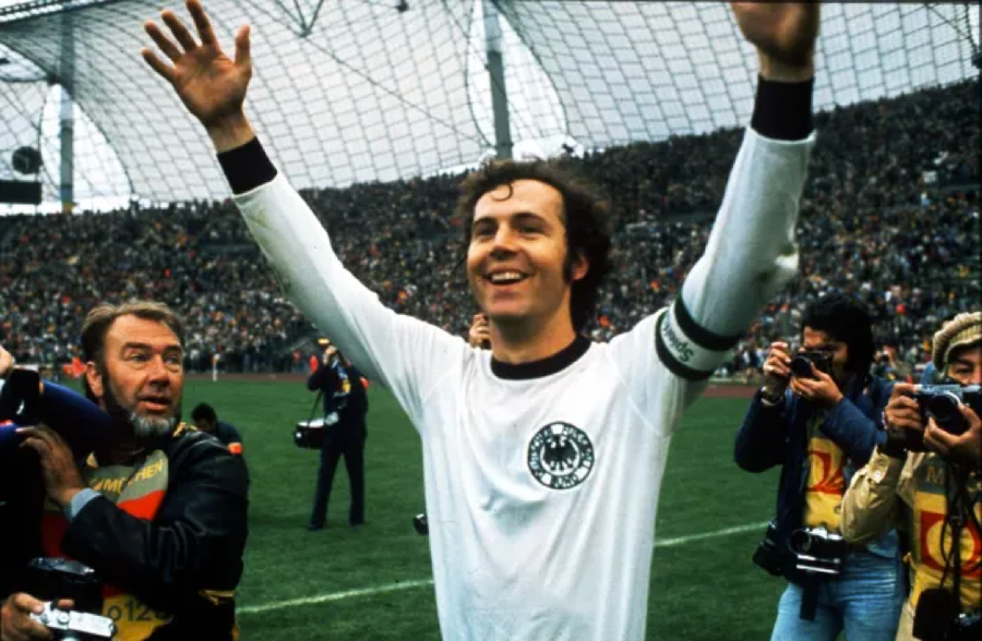 Beckenbauer từng vô địch World Cup cả trên tư cách cầu thủ lẫn HLV cùng tuyển Đức.