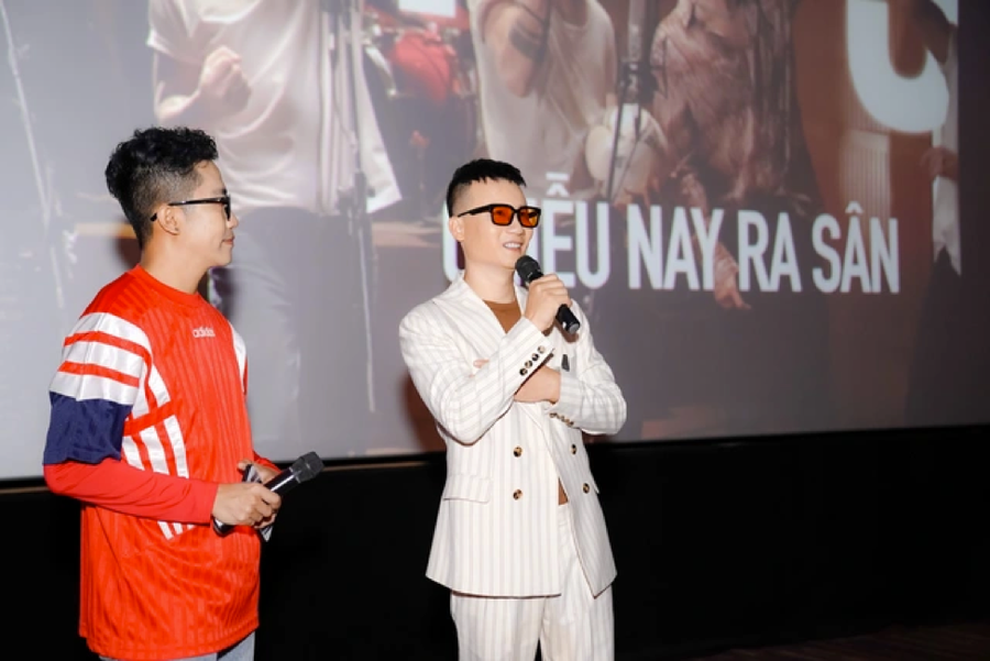 Ca sĩ, nhạc sĩ Hoàng Bách trong buổi họp báo ra mắt MV “Chiều nay ra sân”, cổ vũ tuyển Việt Nam tại Asian Cup 2023. Ca sĩ, nhạc sĩ Hoàng Bách trong buổi họp báo ra mắt MV “Chiều nay ra sân”, cổ vũ tuyển Việt Nam tại Asian Cup 2023.