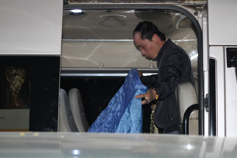 Nhiều người lựa chọn cách nghỉ lại trong xe để chờ đến lượt đăng kiểm.