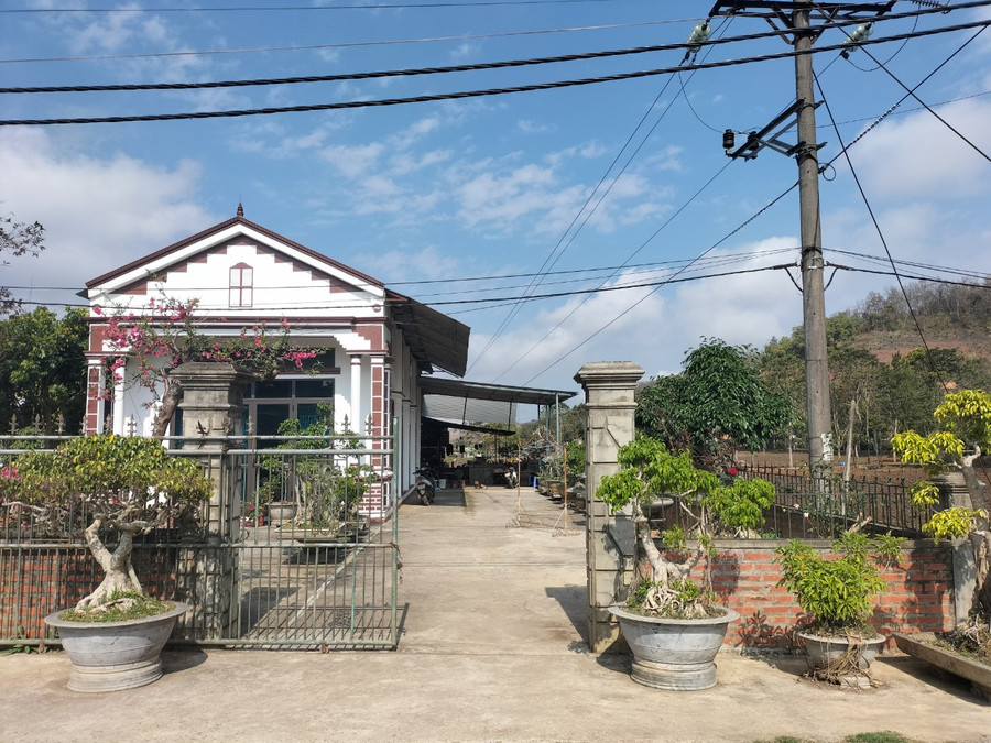 Ngôi nhà cấp 4 của gia đình ông Dương Văn Khắc được xây dựng kiên cố trên đất nông trường. Ngôi nhà cấp 4 của gia đình ông Dương Văn Khắc được xây dựng kiên cố trên đất nông trường.