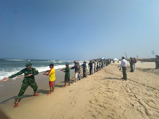 Đông đảo tình nguyện viên hỗ trợ lực lượng chức năng trong quá trình tìm kiếm (ảnh: TP).