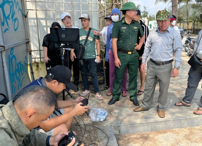 Lực lượng chức năng và người dân tìm kiếm em học sinh mất tích trên biển.