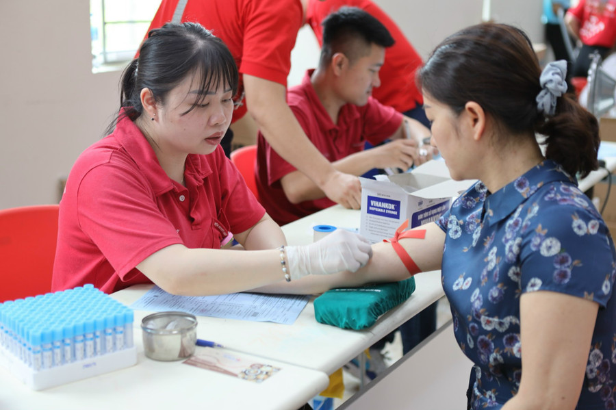 Chương trình thu hút đông đảo học sinh, sinh viên tham gia hiến máu (ảnh: Quỳnh Anh).