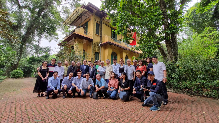 Đoàn văn nghệ sĩ dâng hương, dâng hoa tưởng niệm Đại tướng Võ Nguyên Giáp tại nhà của Đại tướng trên phố Hoàng Diệu, Hà Nội.