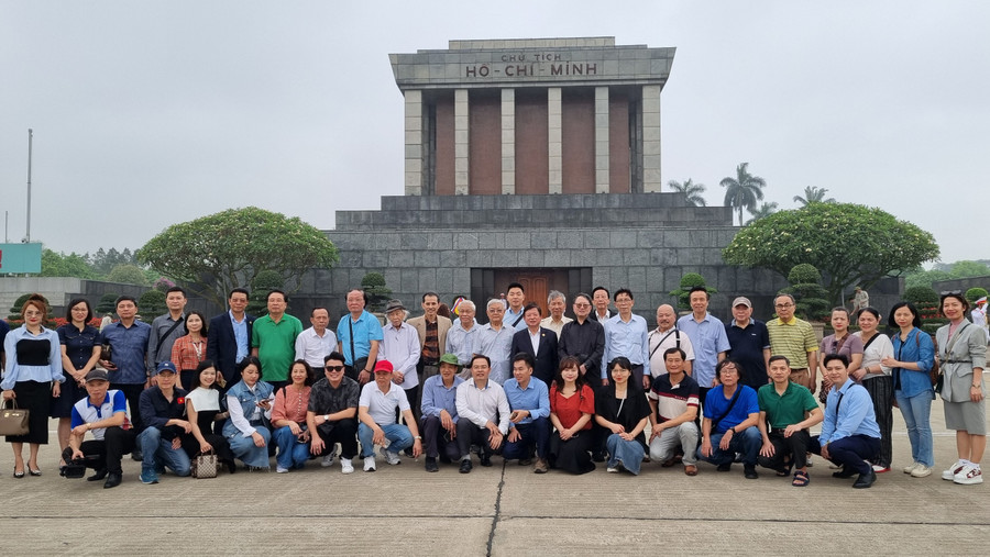 Đoàn văn nghệ sĩ viếng Lăng Bác trước khi lên đường hành hương qua miền Tây Bắc, về với Điện Biên lịch sử.