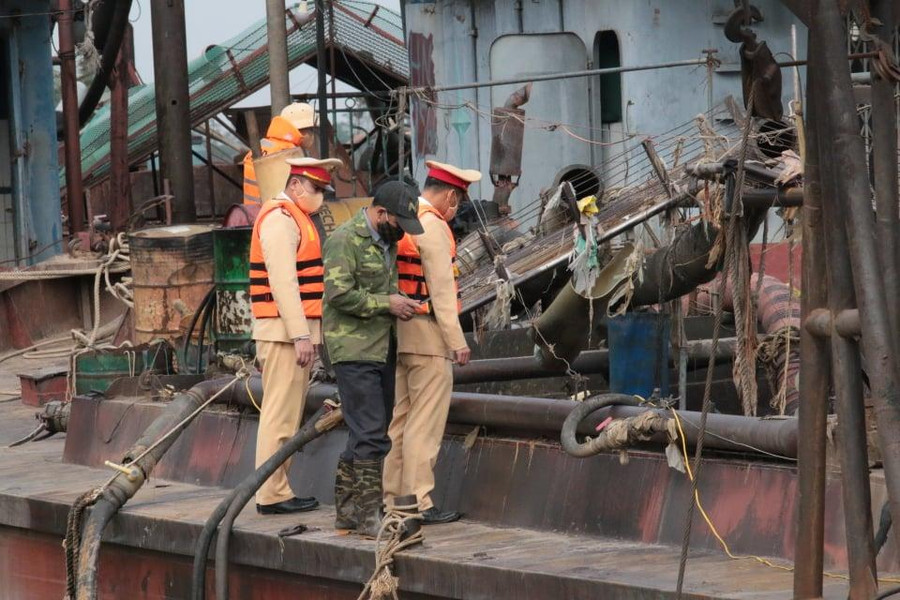 Lực lượng chức năng phát hiện, bắt quả tang nhiều tàu khai thác cát trái phép trên sông Đà địa phận huyện Ba Vì.