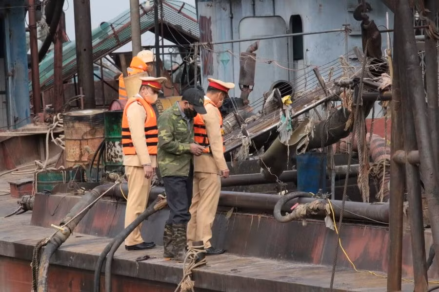 Lực lượng chức năng phát hiện, bắt quả tang nhiều tàu khai thác cát trái phép trên sông Đà địa phận huyện Ba Vì.