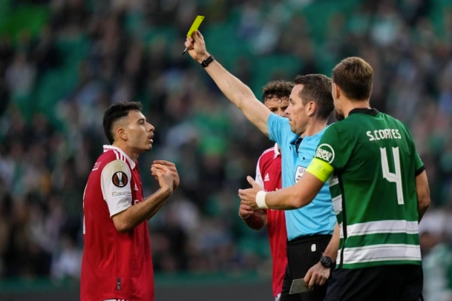 Đáng lẽ Xhaka phải nhận thẻ vàng nhưng trọng tài lại cảnh cáo đồng đội Gabriel Martinelli.