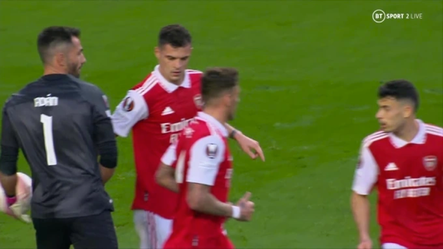 Granit Xhaka cướp bóng từ tay thủ môn đối phương…