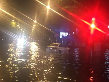 Hà Nội lại ngập nghiêm trọng trong mưa lớn tối 20/8 - Ảnh 2 Ha Noi lai ngap nghiem trong trong mua lon toi 20/8 - Anh 2