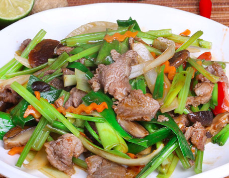 Cách làm bò xào cần tây thơm ngon, hấp dẫn nhất - Ảnh 1 Cach lam bo xao can tay thom ngon, hap dan nhat - Anh 1