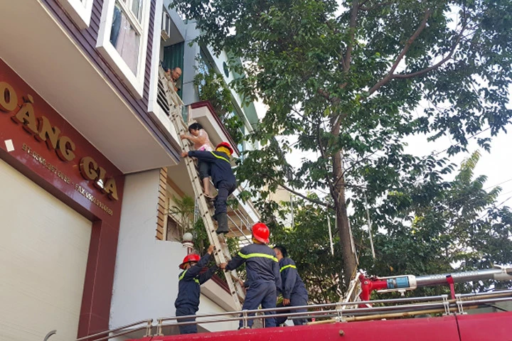 Giải cứu hàng chục du khách mắc kẹt trong khách sạn