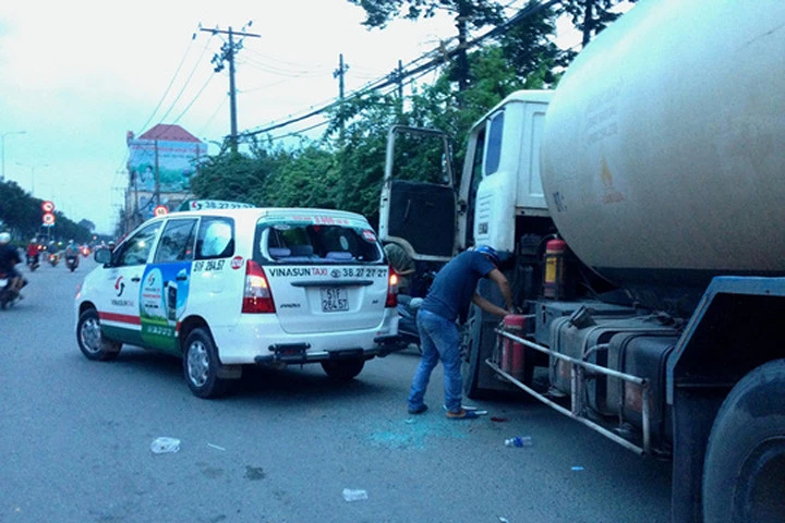 Hàng chục người hoảng loạn tháo chạy trước xe bồn “điên”