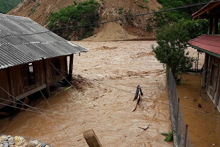 Nước lũ đỏ ngòm, cuồn cuộn quét qua huyện miền núi Sơn La